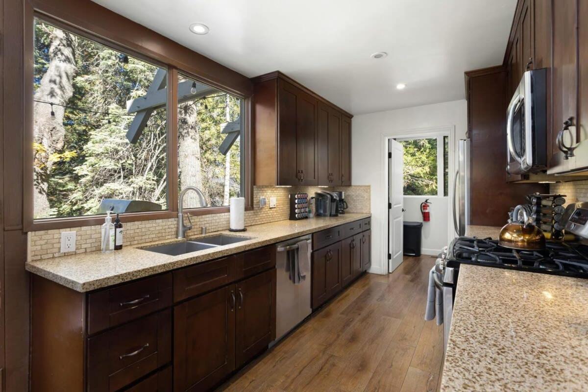 Snowflower Cabin Modern Luxe, 2 Level, 1500 Sqft, Ac, View, Dogs, Walk To Village Lake Arrowhead Exterior photo